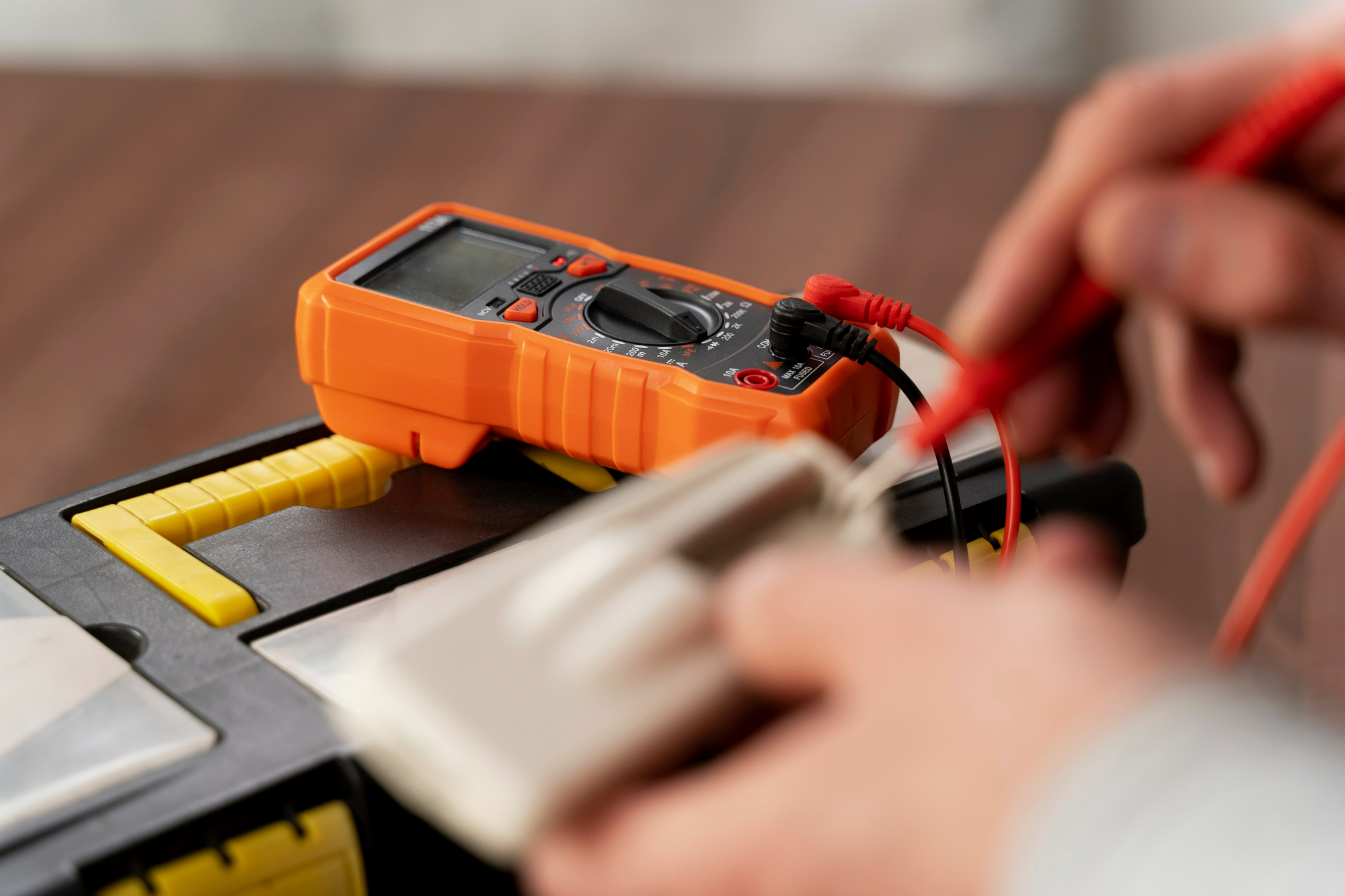 Multimeter, Hand, Kabel, Werkzeugkiste, Nahaufnahme.